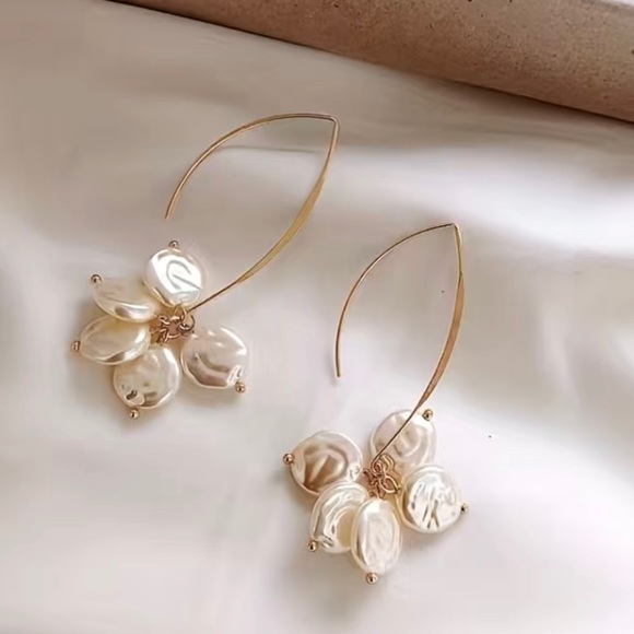Anthropologie Jewelry - Gold and pearl drop dangle earrings ✨